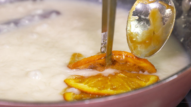 Кокосово мляко с ориз, карамелизирани портокали и ядки