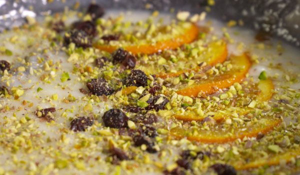 Кокосово мляко с ориз, карамелизирани портокали и ядки